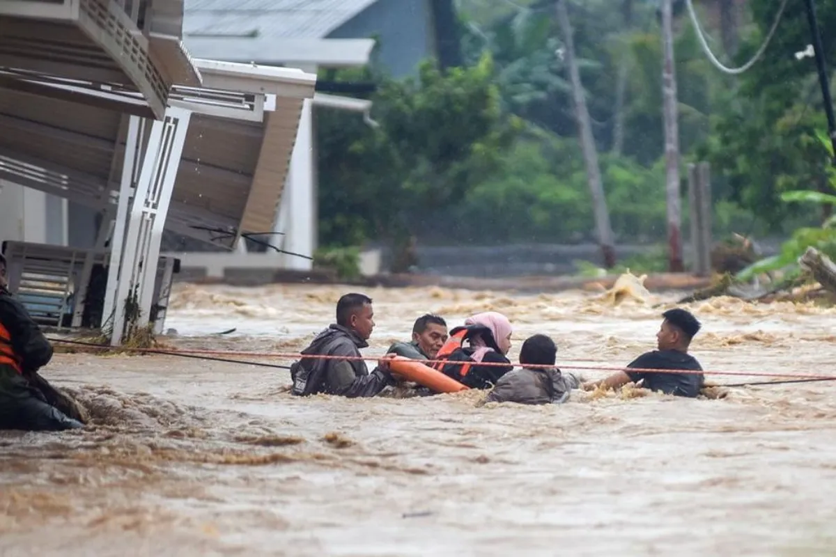 Proses evakuasi dari korban banjir di Padang, 10/10/2026