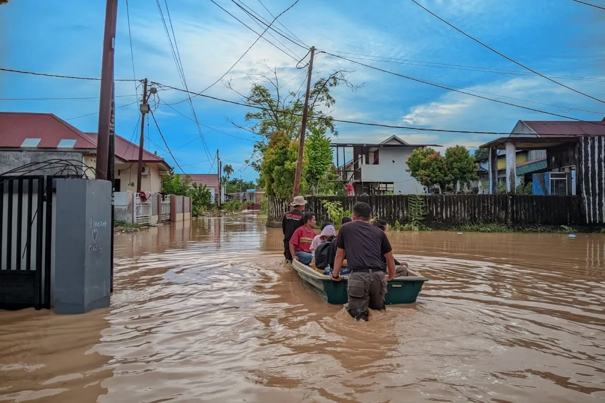 Proses evakuasi dari korban banjir di Padang, 10/10/2026