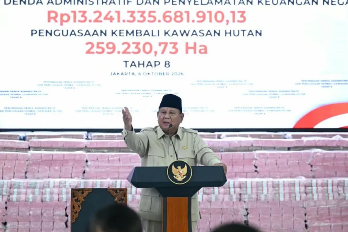 Presiden Prabowo Subianto di acara penyerahan uang negara hasil sitaan Satuan Tugas (Satgas) Penertiban Kawasan Hutan (PKH) di Gedung Bundar Kejaksaan Agung (Kejagung), Jakarta Selatan, Selasa (6/10/2026)