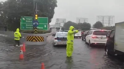Banjir Jakarta Sebabkan Kemacetan Tol Dalam Kota, Akses Rawa Bokor Ditutup