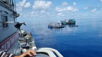 Bakamla RI Usir Paksa Kapal China Coast Guard di Natuna