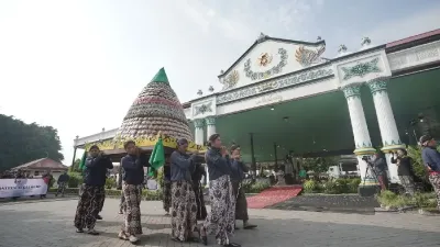 Hut Sultan ke-80: Ribuan Pamong Desa Geruduk Keraton Bawa Gunungan