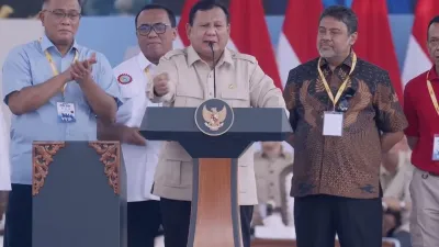 Prabowo Lempar Kemeja di Monas Pertegas Keberpihakan pada Buruh