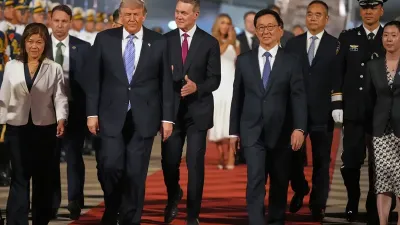 Delegasi AS Buang Semua Hadiah China ke Tong Sampah Bandara Beijing