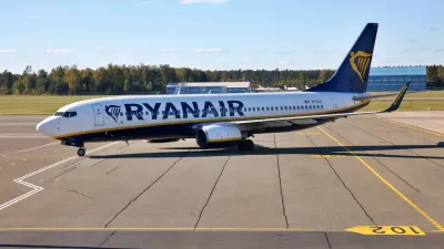 Jendela Ryanair Pecah di Ketinggian, Penumpang Nyaris Tersedot Keluar Pesawat