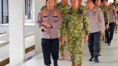 Kapolri Sambangi Mabes TNI Usai Absen Rapat Satgas PKH