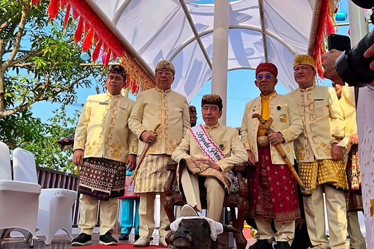 Jokowi Injak Kepala Kerbau