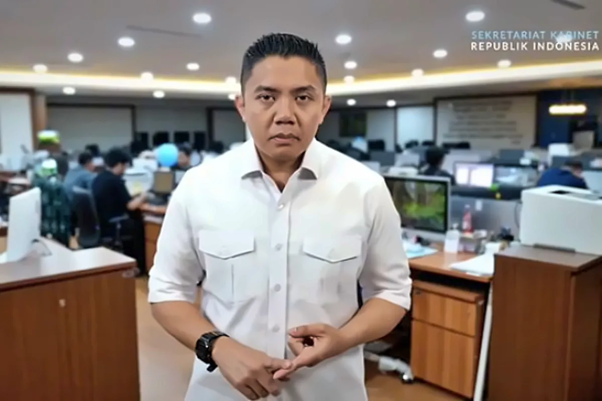 Respon Seskab Teddy atas Kritik Dino