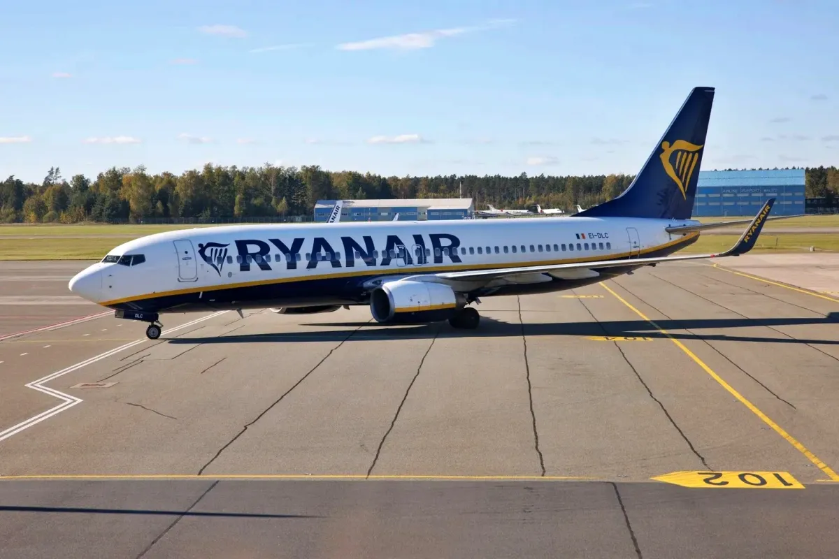 Jendela Ryanair Pecah di Ketinggian, Penumpang Nyaris Tersedot Keluar Pesawat