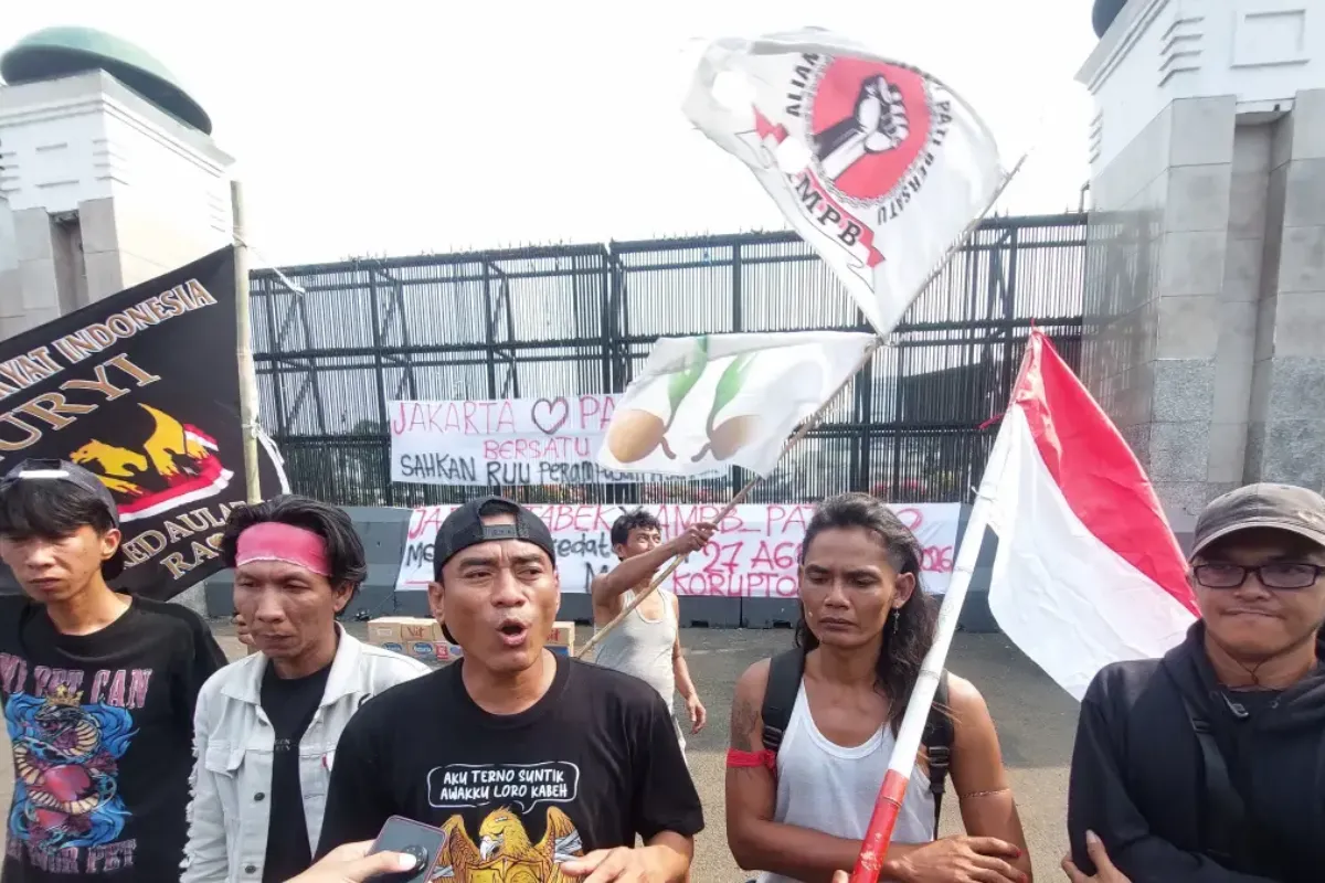Aktivis Pati menggelar Posko di Depang Gedung DPR RI