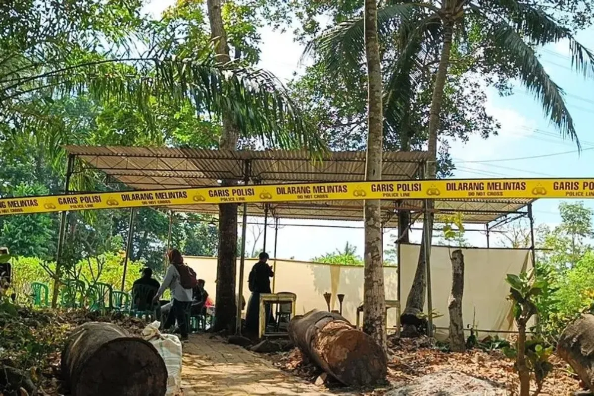 Pemeriksaan Jenazah Sutrimo Oleh Polisi
