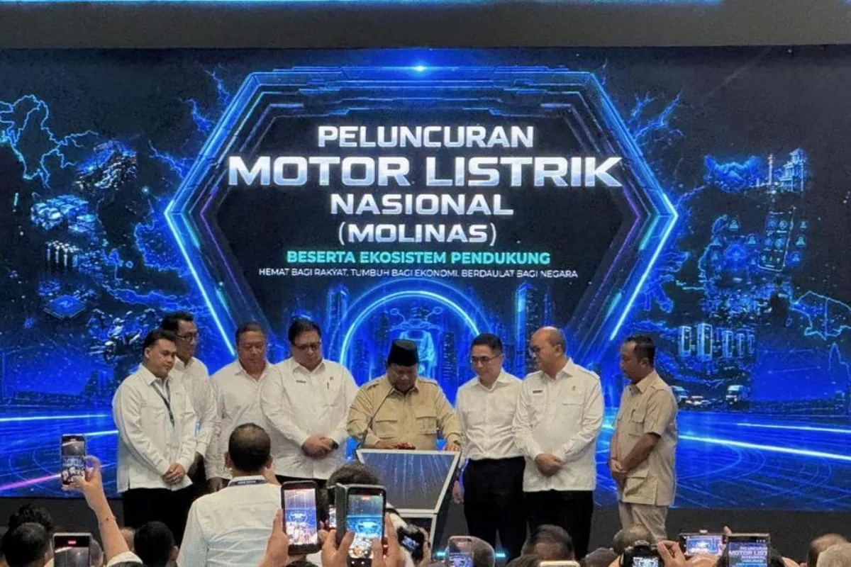 Prabowo resmikan ekosistem motor listrik nasional