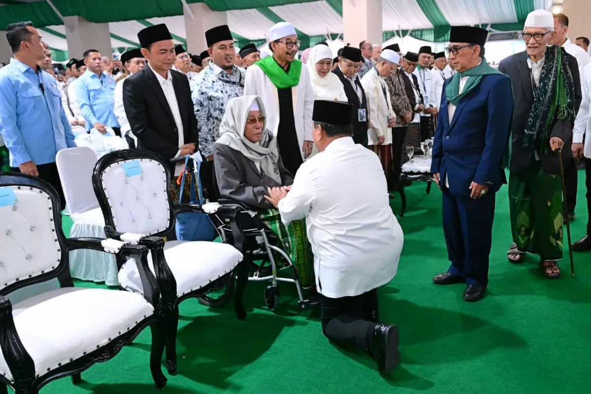 Prabowo sungkem menyalami Pengasuh Pondok Pesantren Al-Falah Ploso Kediri KH Nurul Huda Djazuli. - dok BPMI Setpres