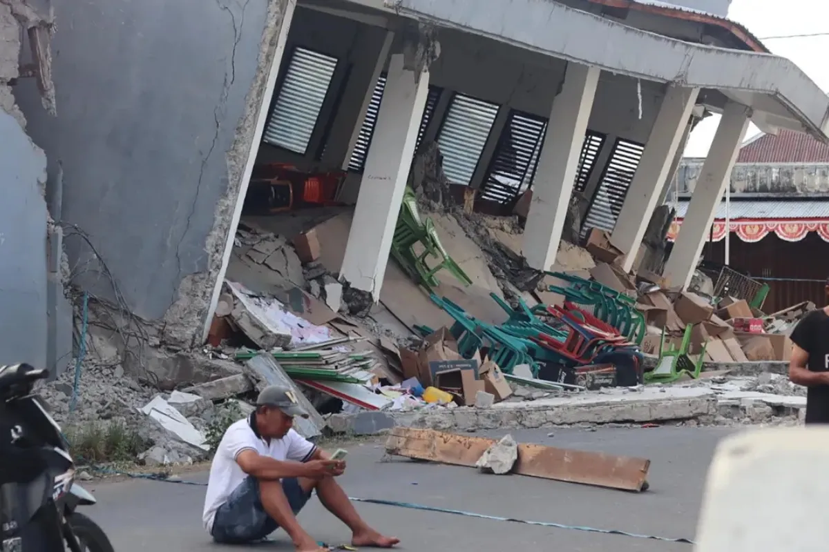 Warga di Reruntuhan Gempa Bumi NTT
