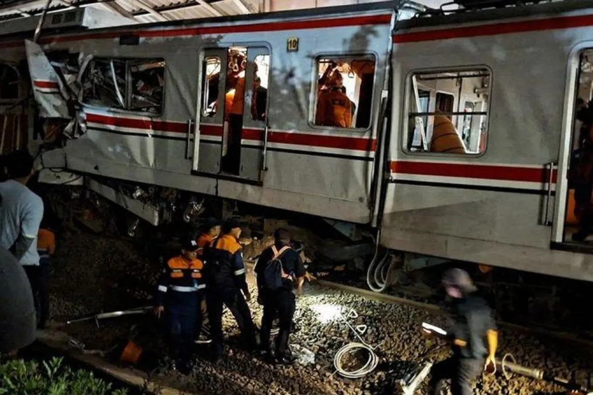 Proses evakuasi korban kecelakaan KRL dengan Kereta Api (KA) Jarak Jauh Argo Bromo Anggrek di stasiun Bekasi Timur, Jawa Barat, Senin (27/4/2026) - dok Antara