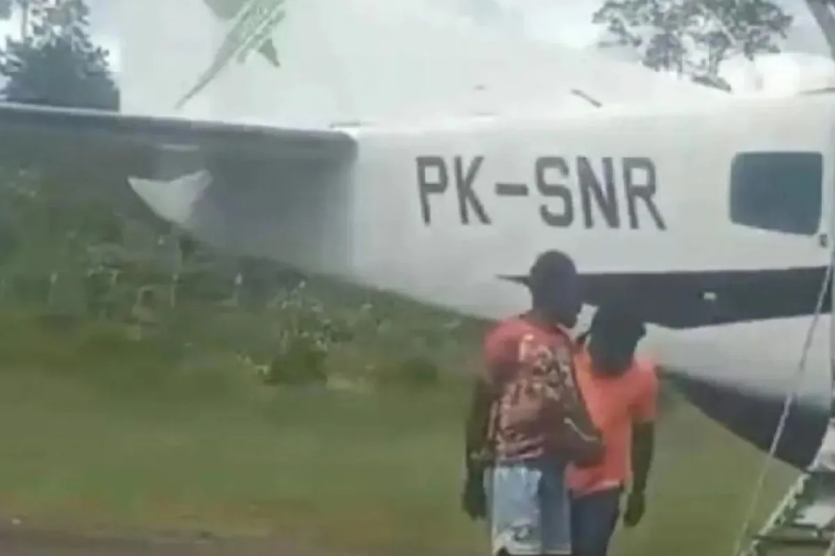 Pesawat Smart Air Ditembak di Papua Selatan, 2 Pilot Tewas 13 Penumpang Selamat